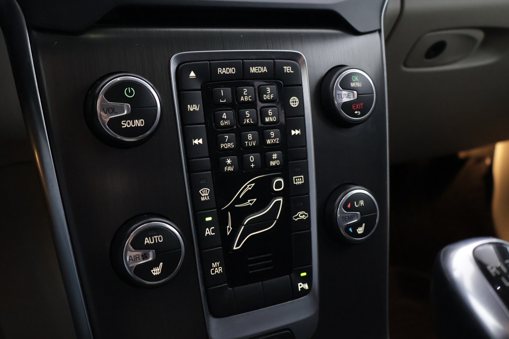 VOLVO V40 2015