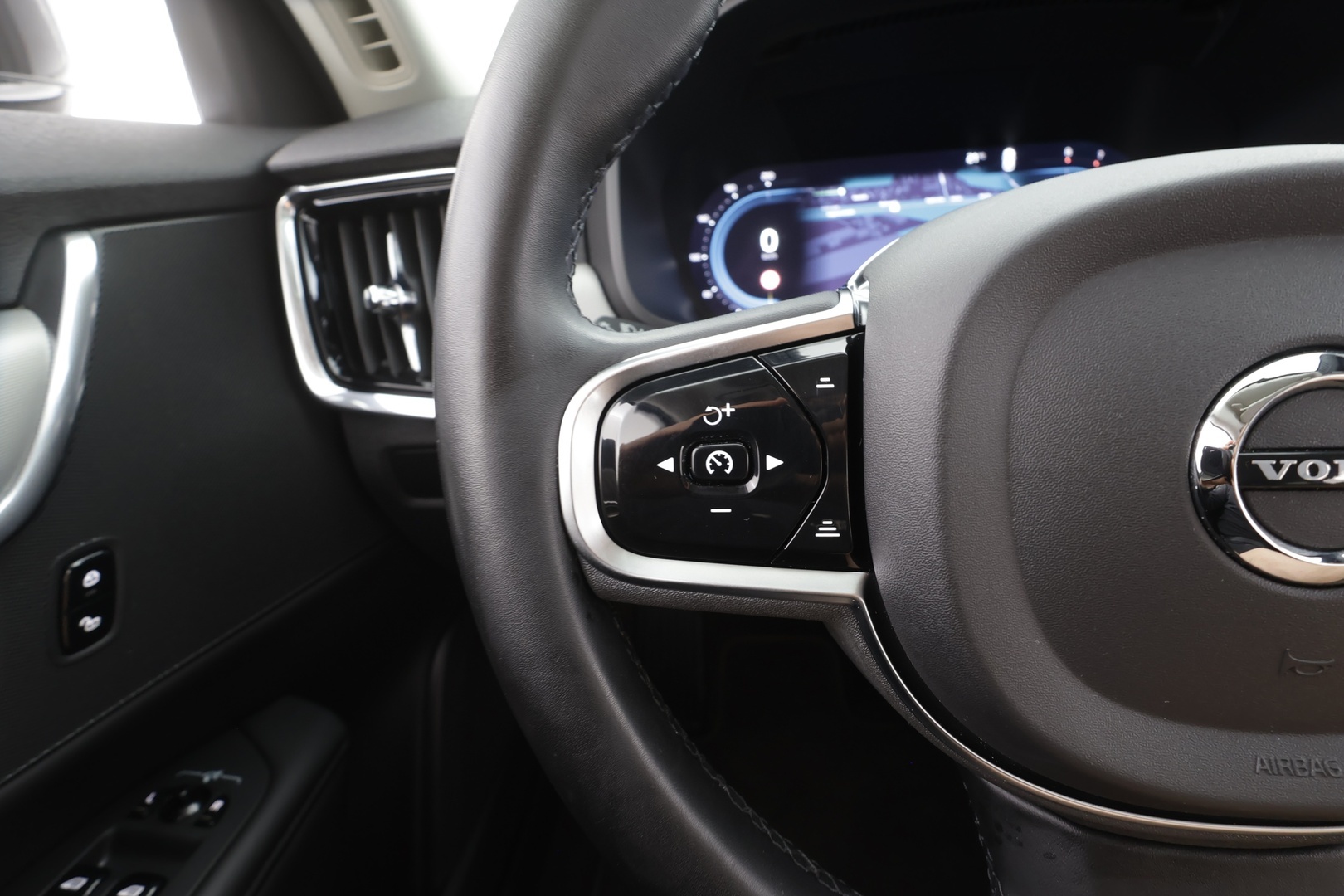 VOLVO V90 2023