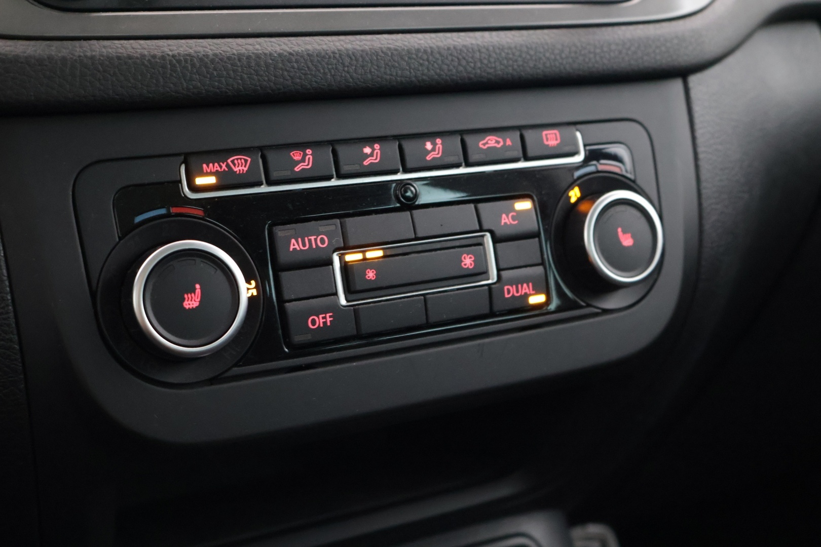 VOLKSWAGEN Tiguan 2011