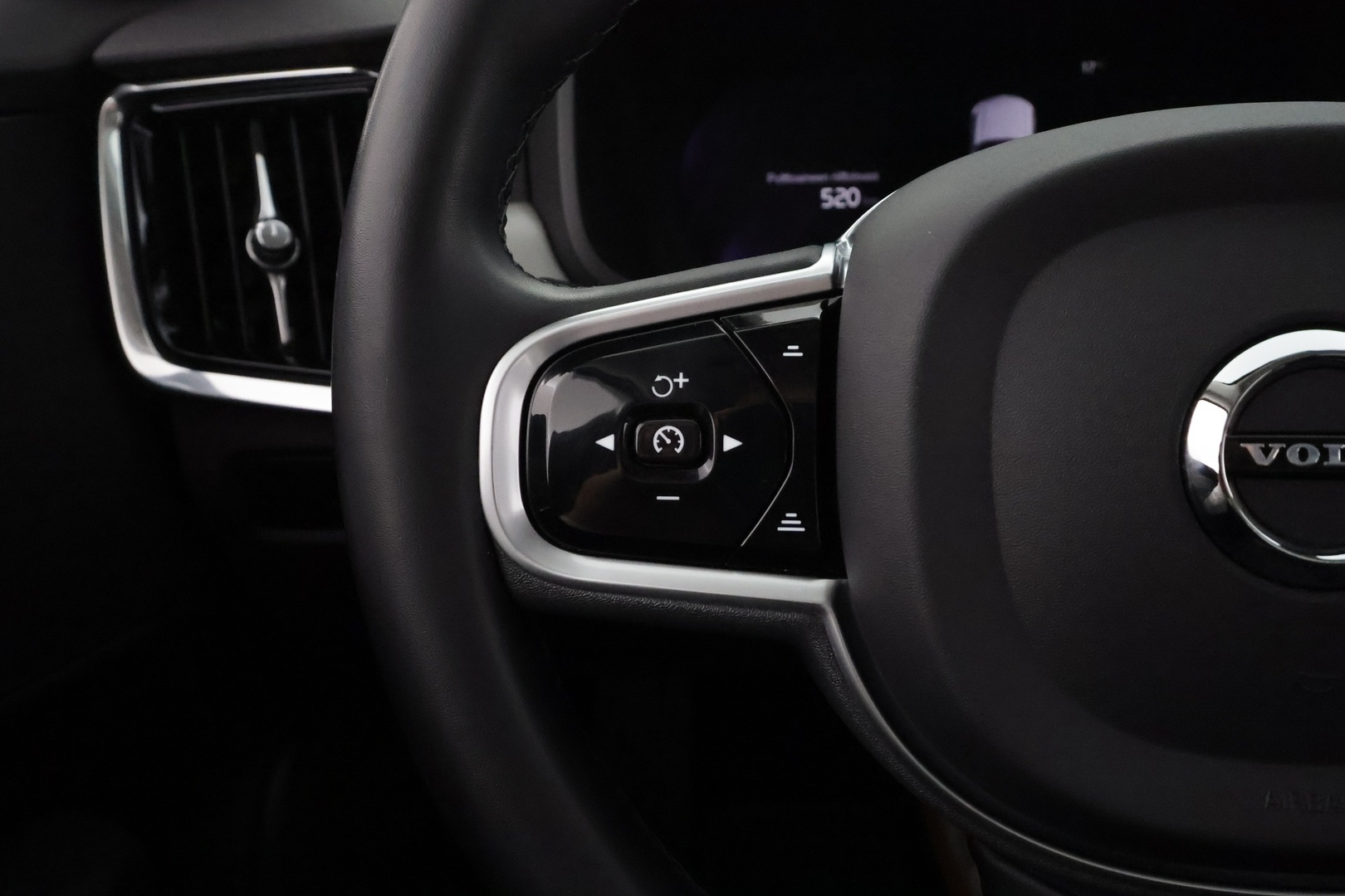 VOLVO V90 2023