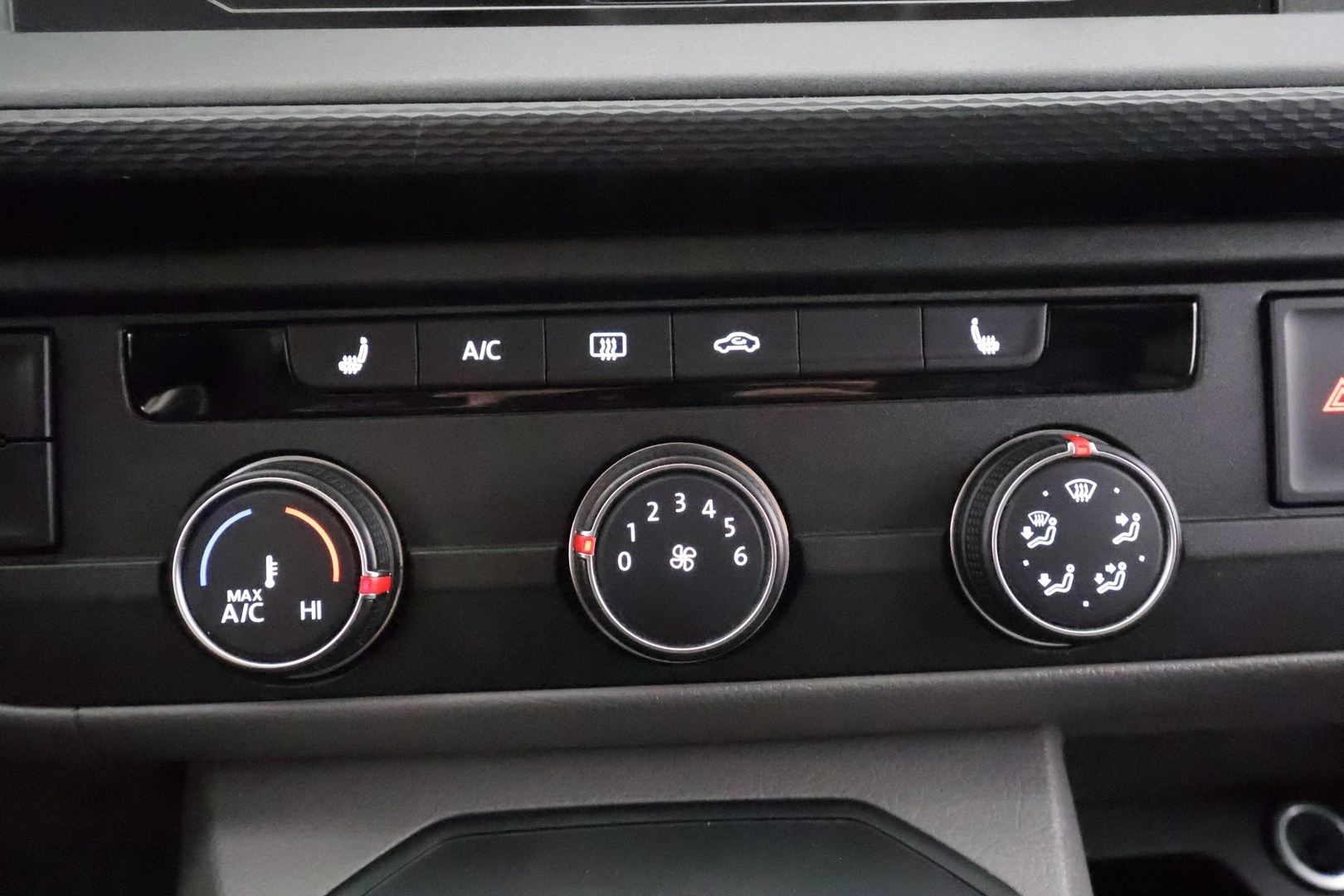 VOLKSWAGEN Transporter 2024