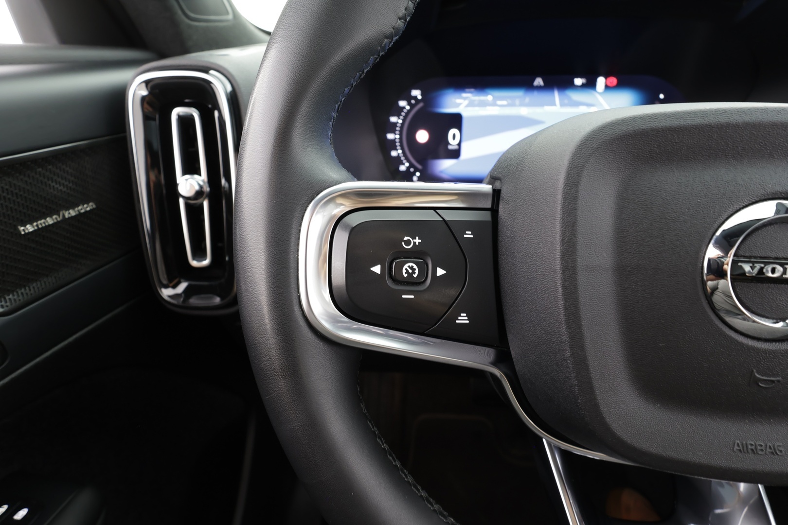 VOLVO XC40 2023