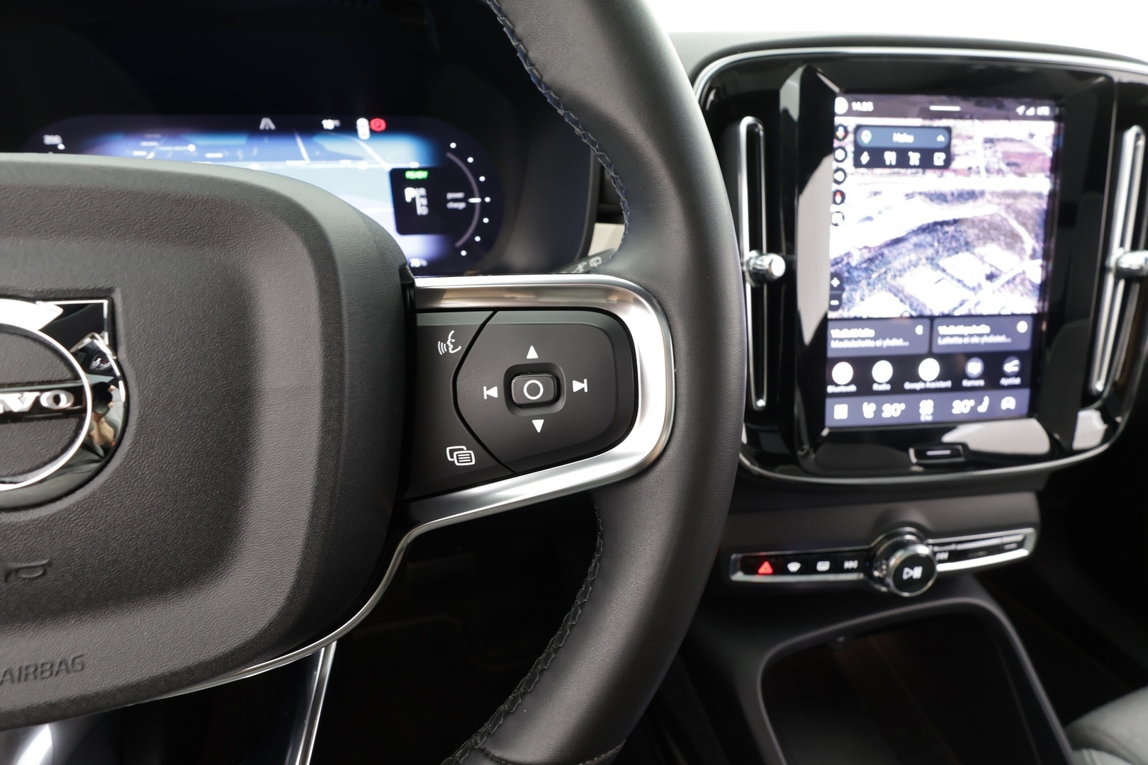 VOLVO XC40 2023