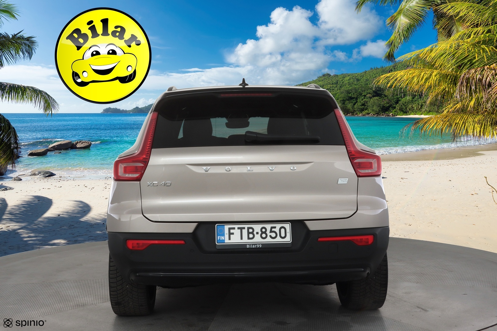 VOLVO XC40 2023