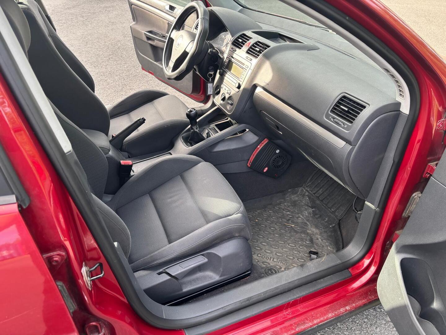 VOLKSWAGEN Golf 2004