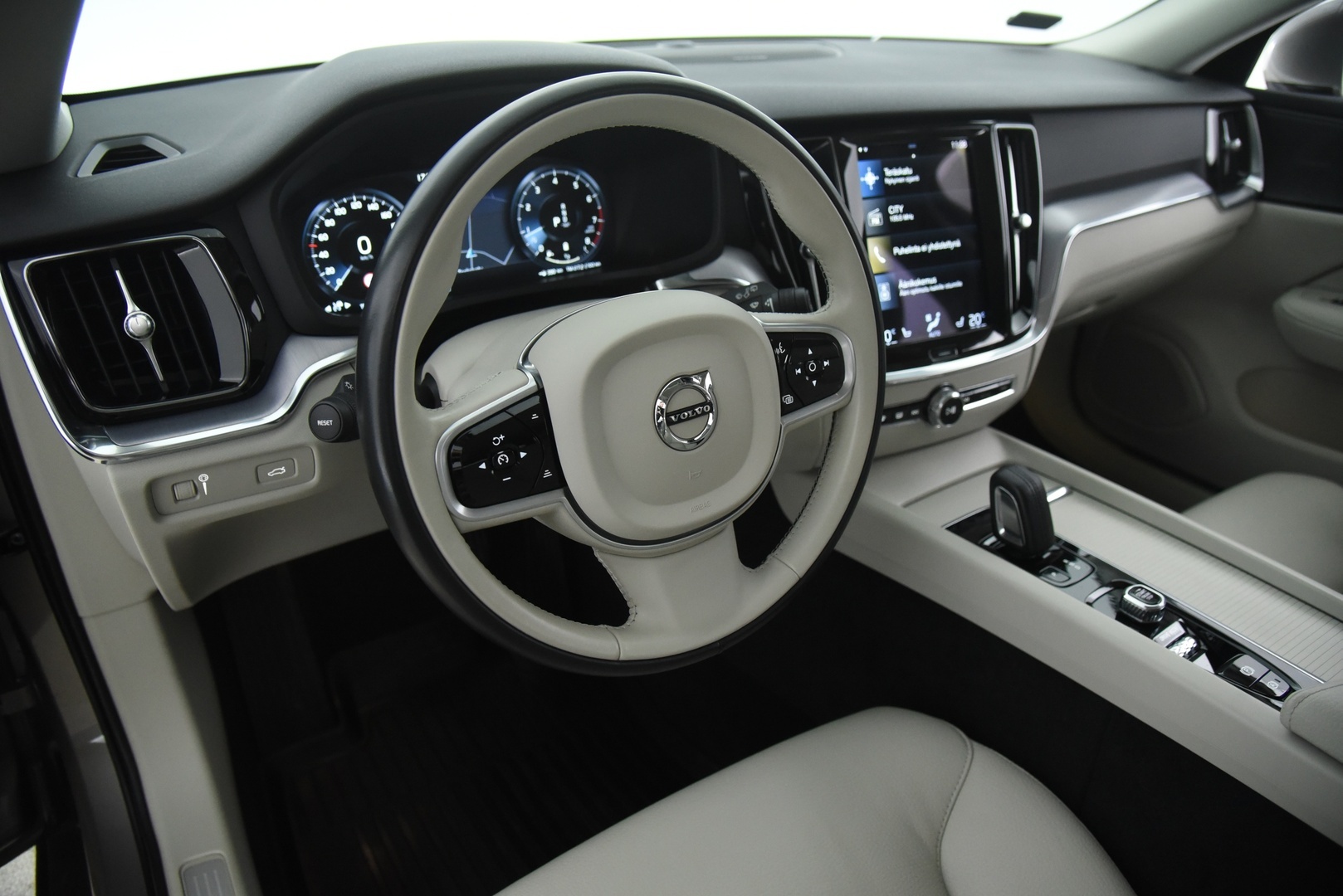 VOLVO V60 2021