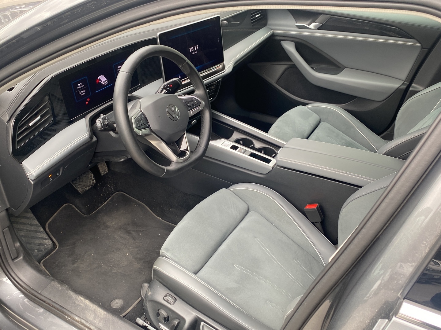 VOLKSWAGEN Passat 2024