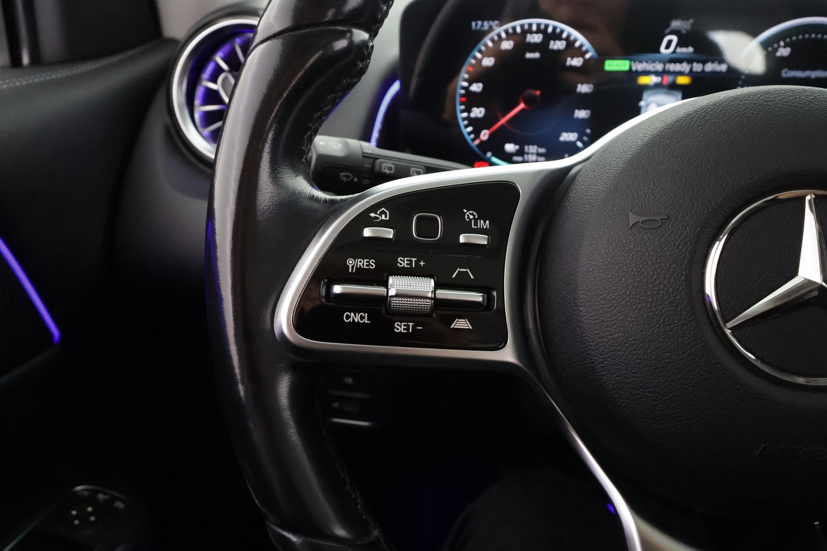 MERCEDES-BENZ EQB 2023
