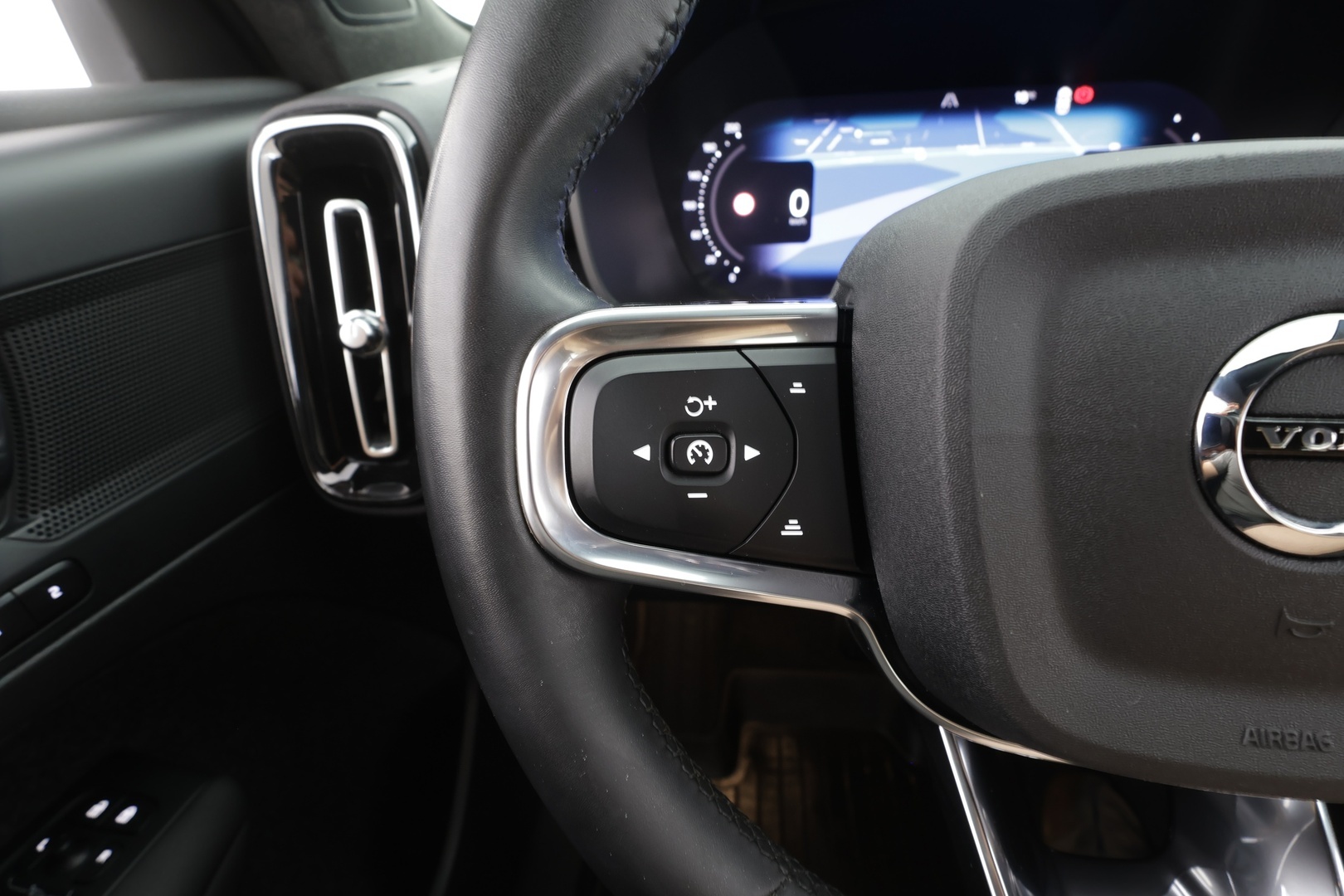 VOLVO XC40 2023