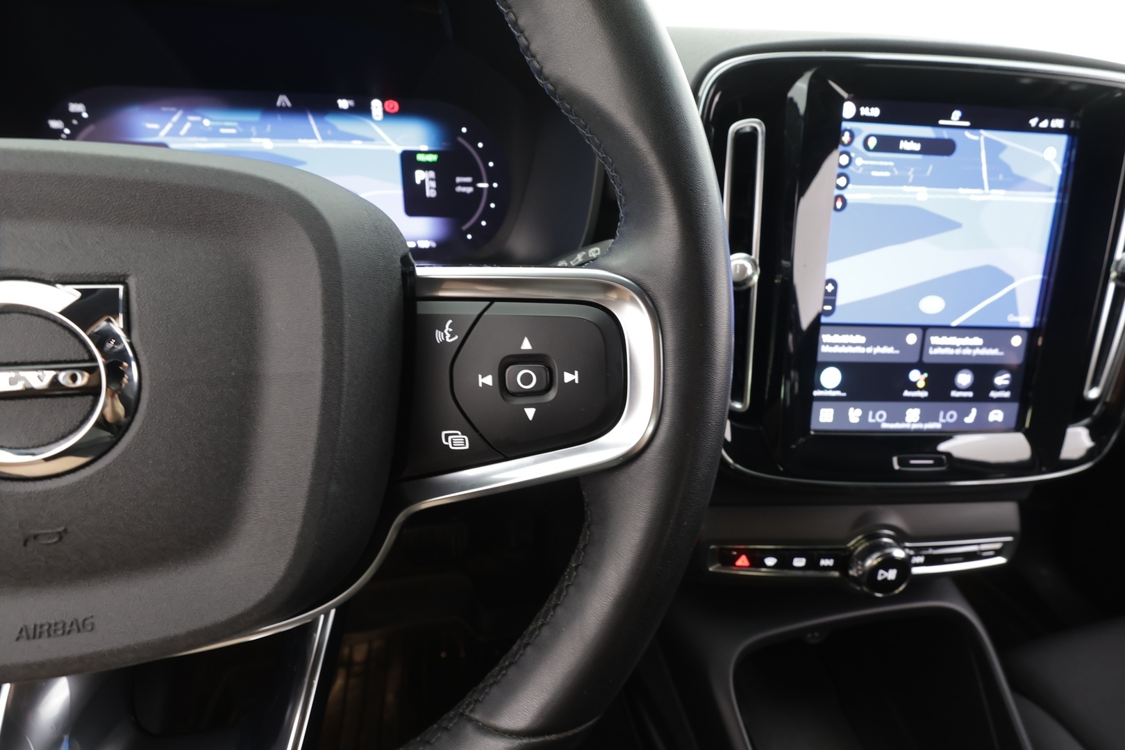 VOLVO XC40 2023