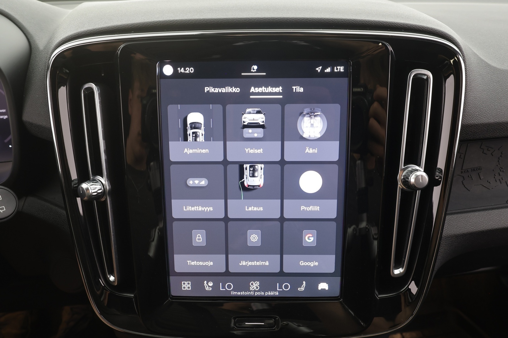 VOLVO XC40 2023