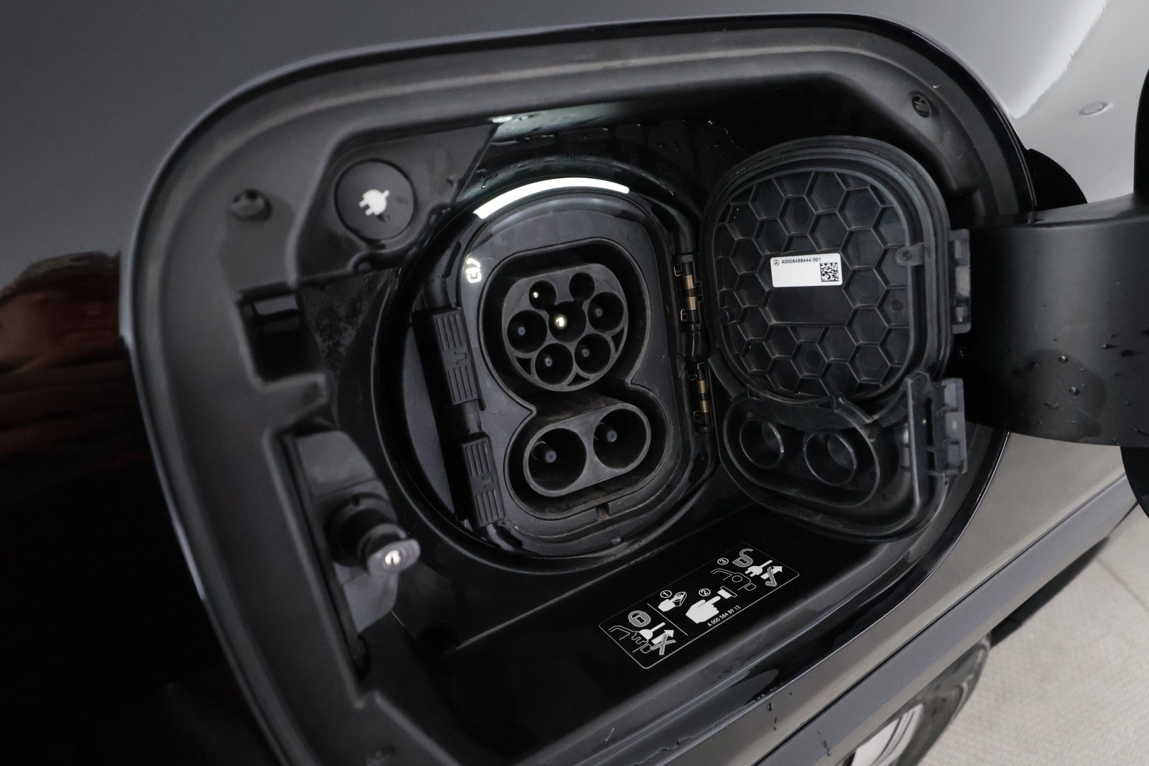 MERCEDES-BENZ EQB 2023