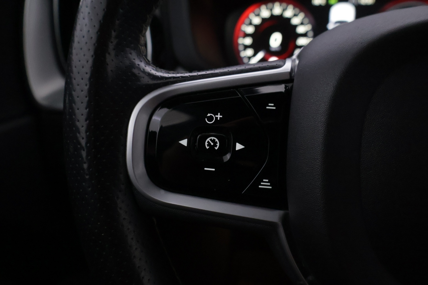 VOLVO XC60 2018