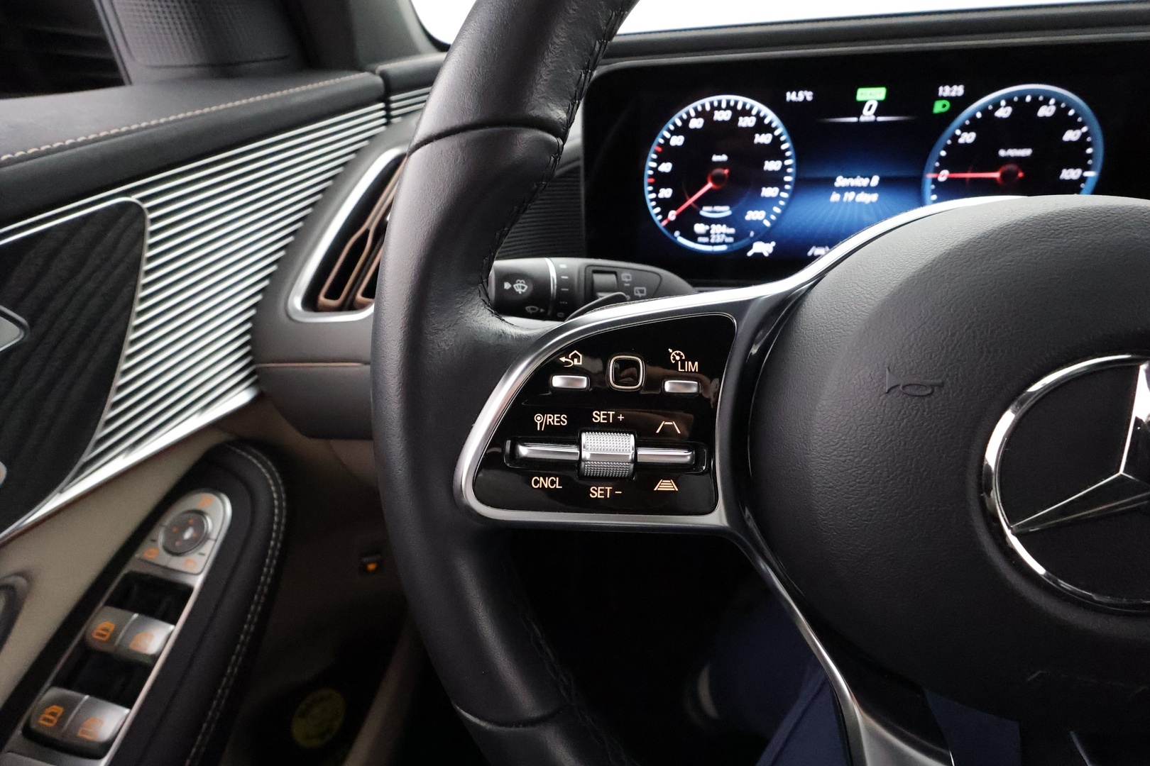 MERCEDES-BENZ EQC 2023