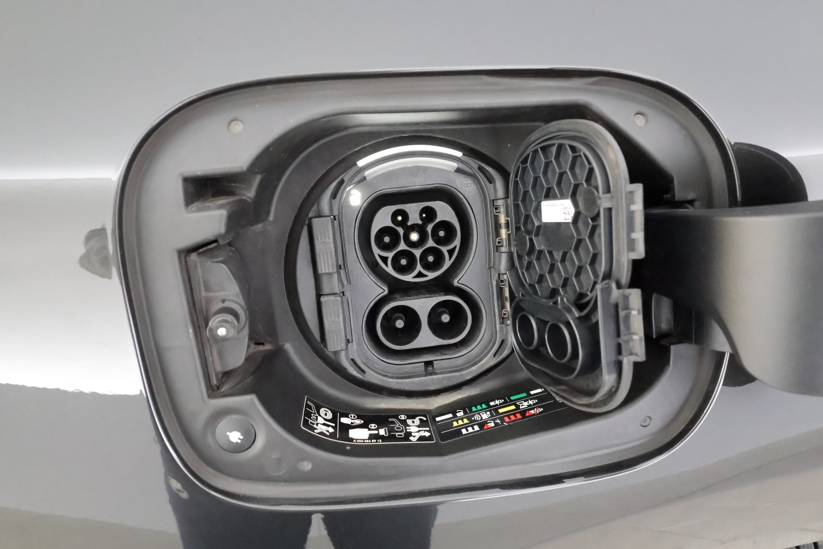 MERCEDES-BENZ EQC 2023