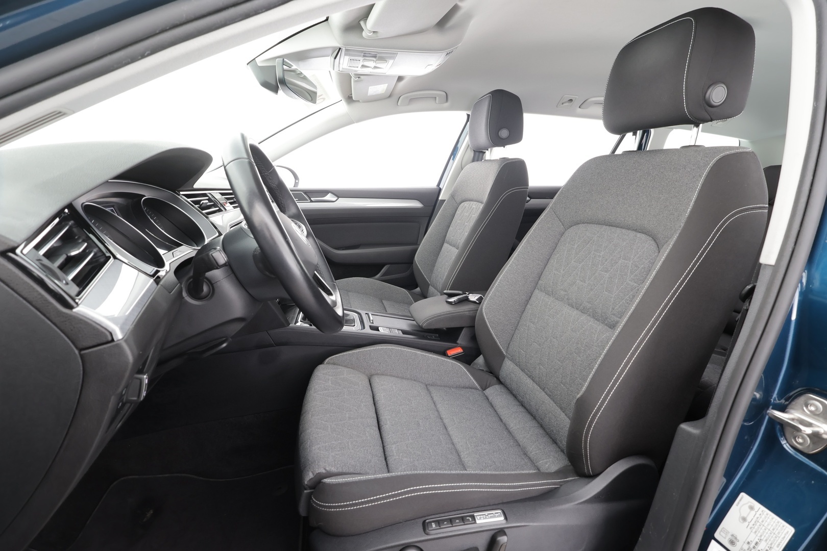 VOLKSWAGEN PASSAT 2023