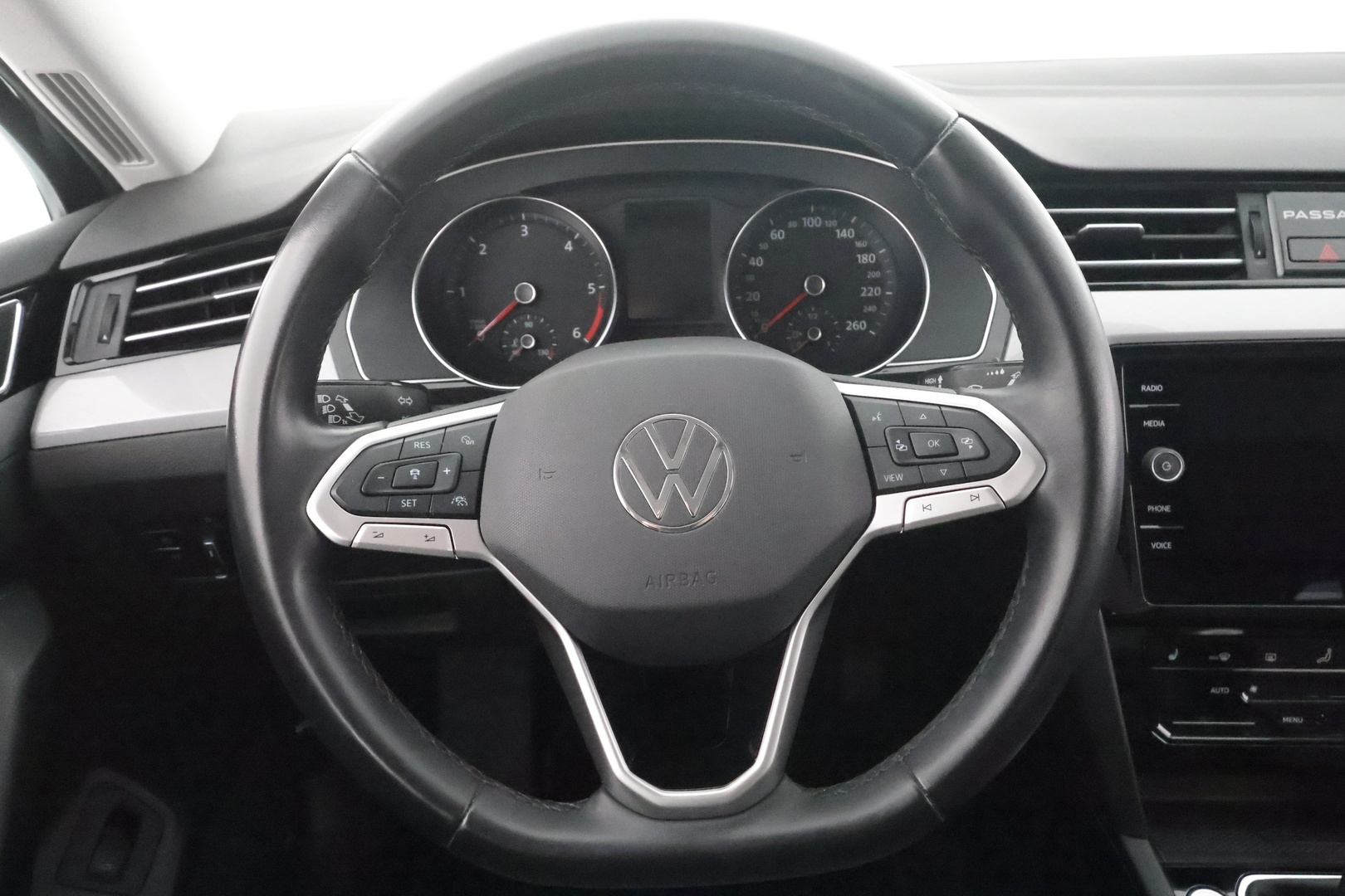VOLKSWAGEN PASSAT 2023