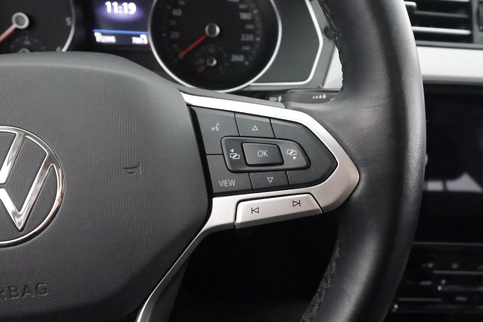 VOLKSWAGEN PASSAT 2023