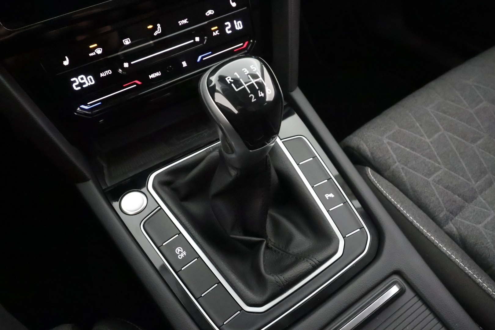 VOLKSWAGEN PASSAT 2023