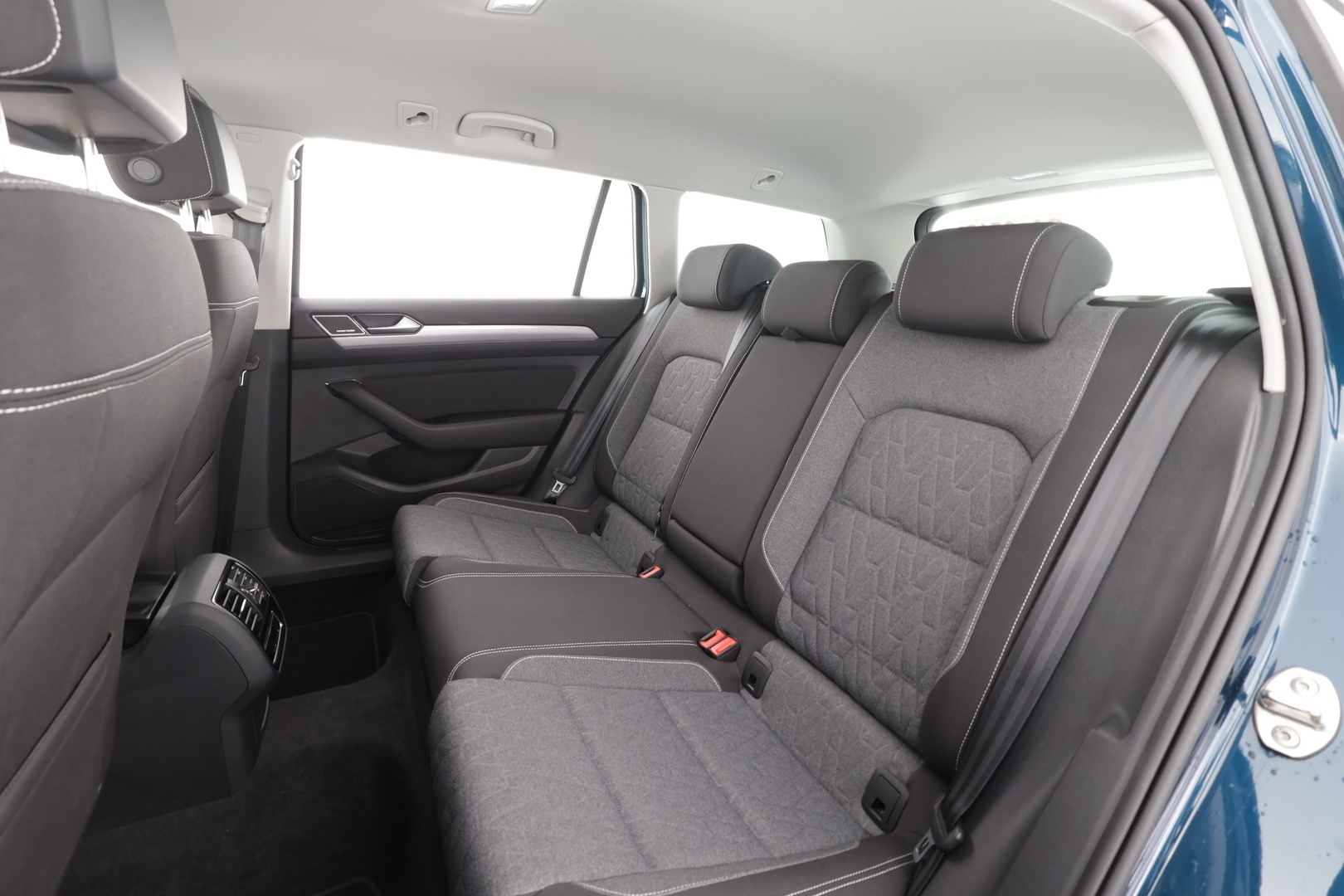 VOLKSWAGEN PASSAT 2023