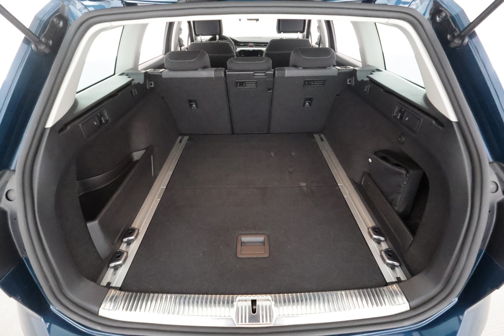 VOLKSWAGEN PASSAT 2023