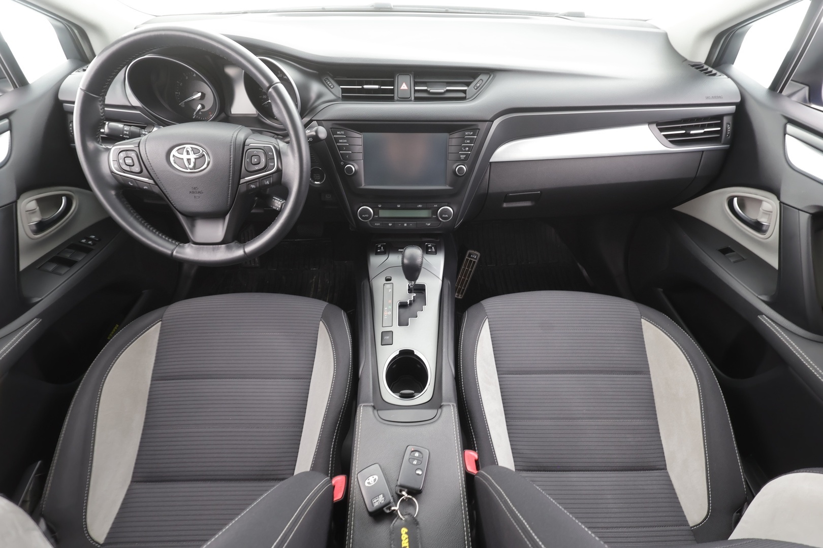 TOYOTA AVENSIS 2016