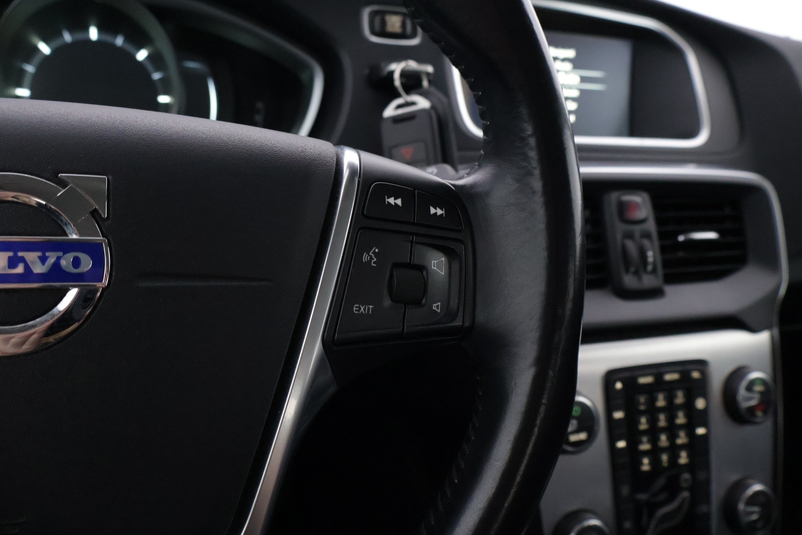 VOLVO V40 2015