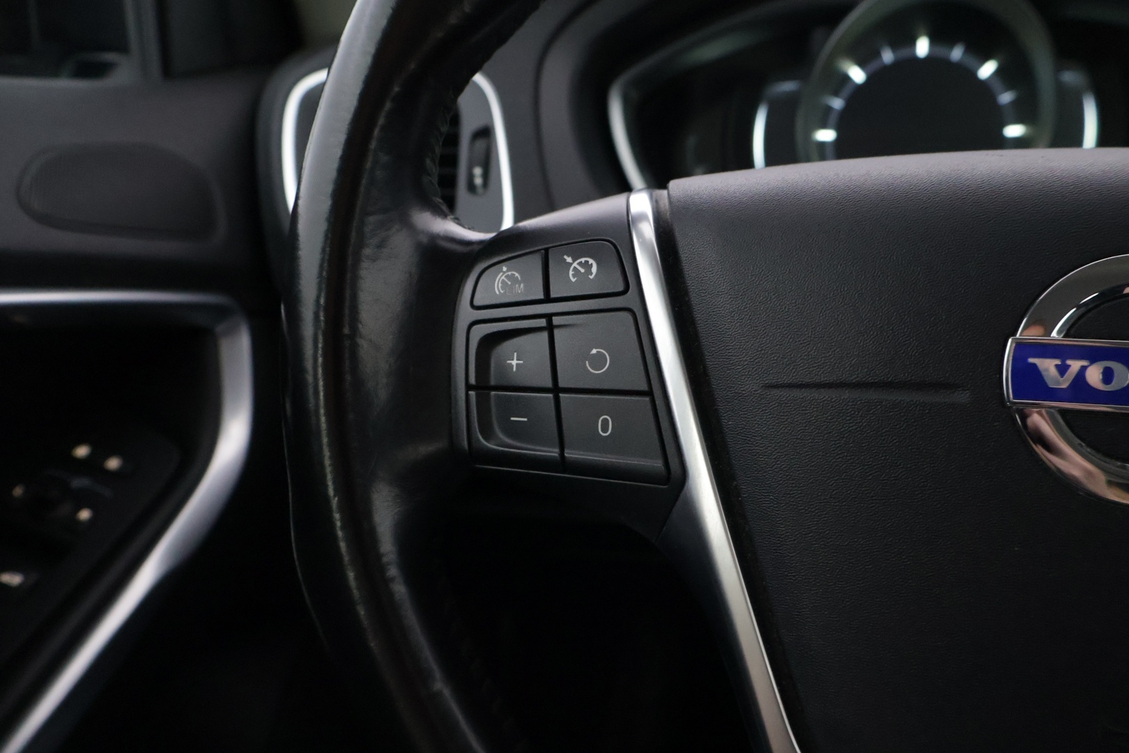 VOLVO V40 2015