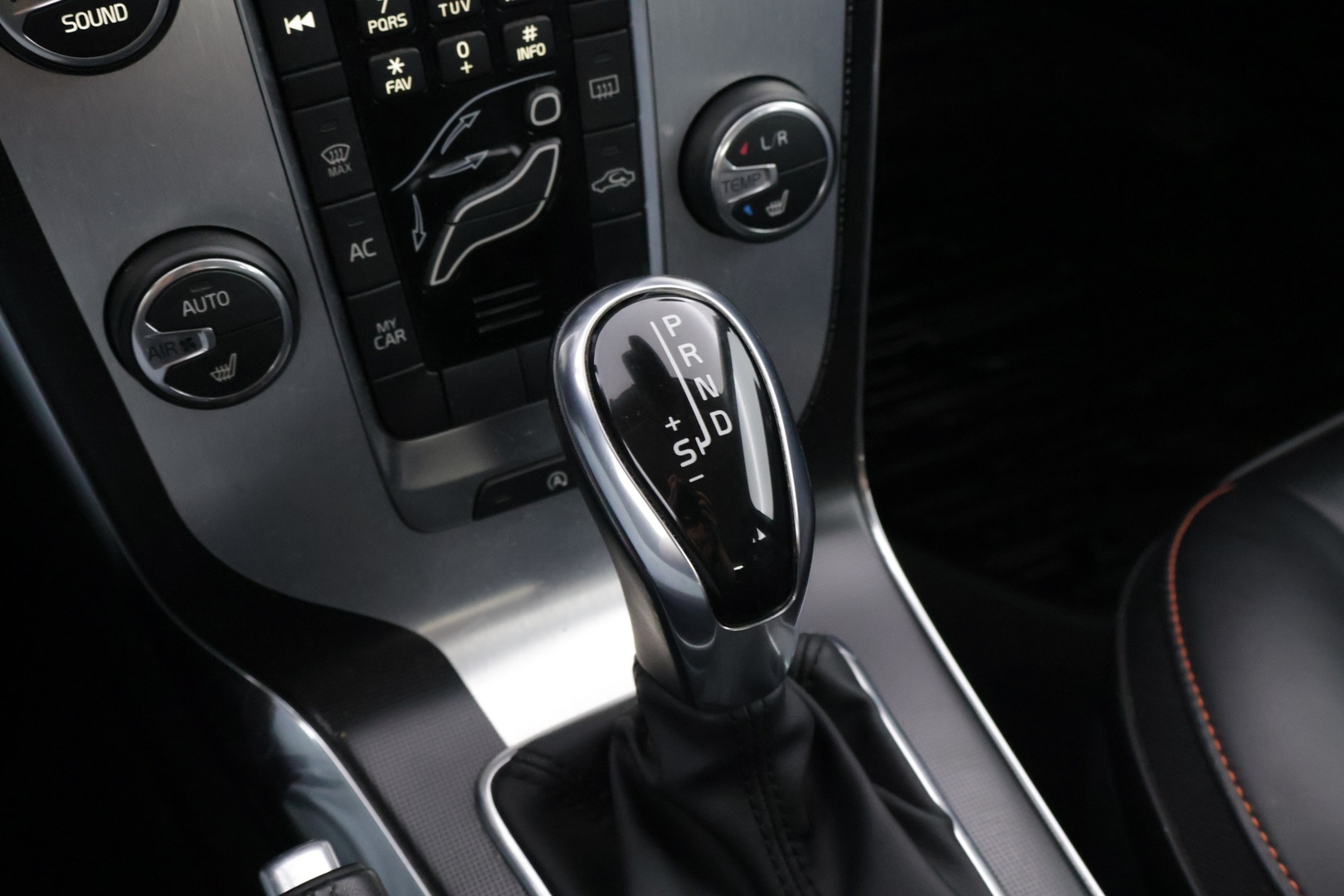 VOLVO V40 2015