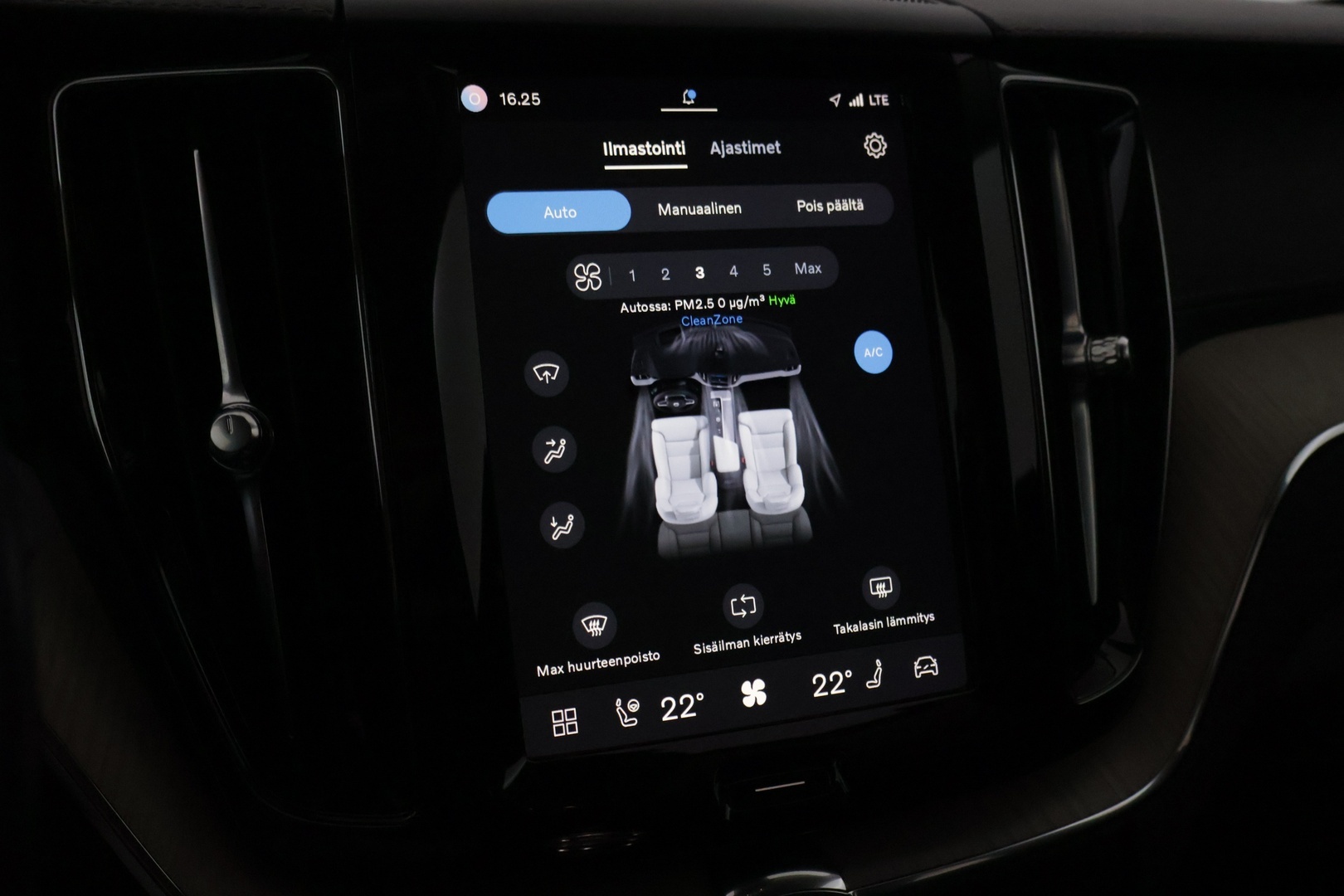 VOLVO XC60 2022