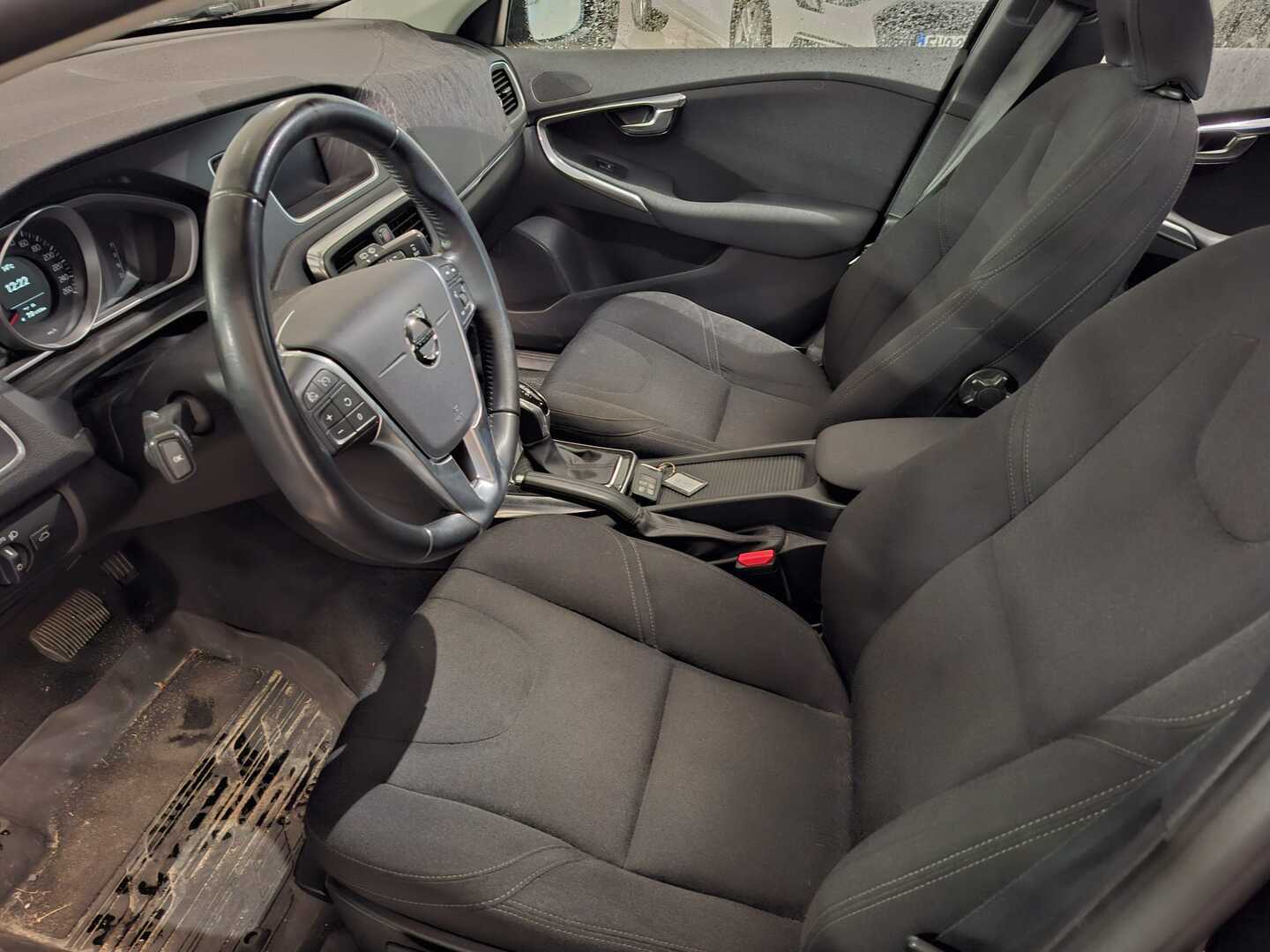 VOLVO V40 2017