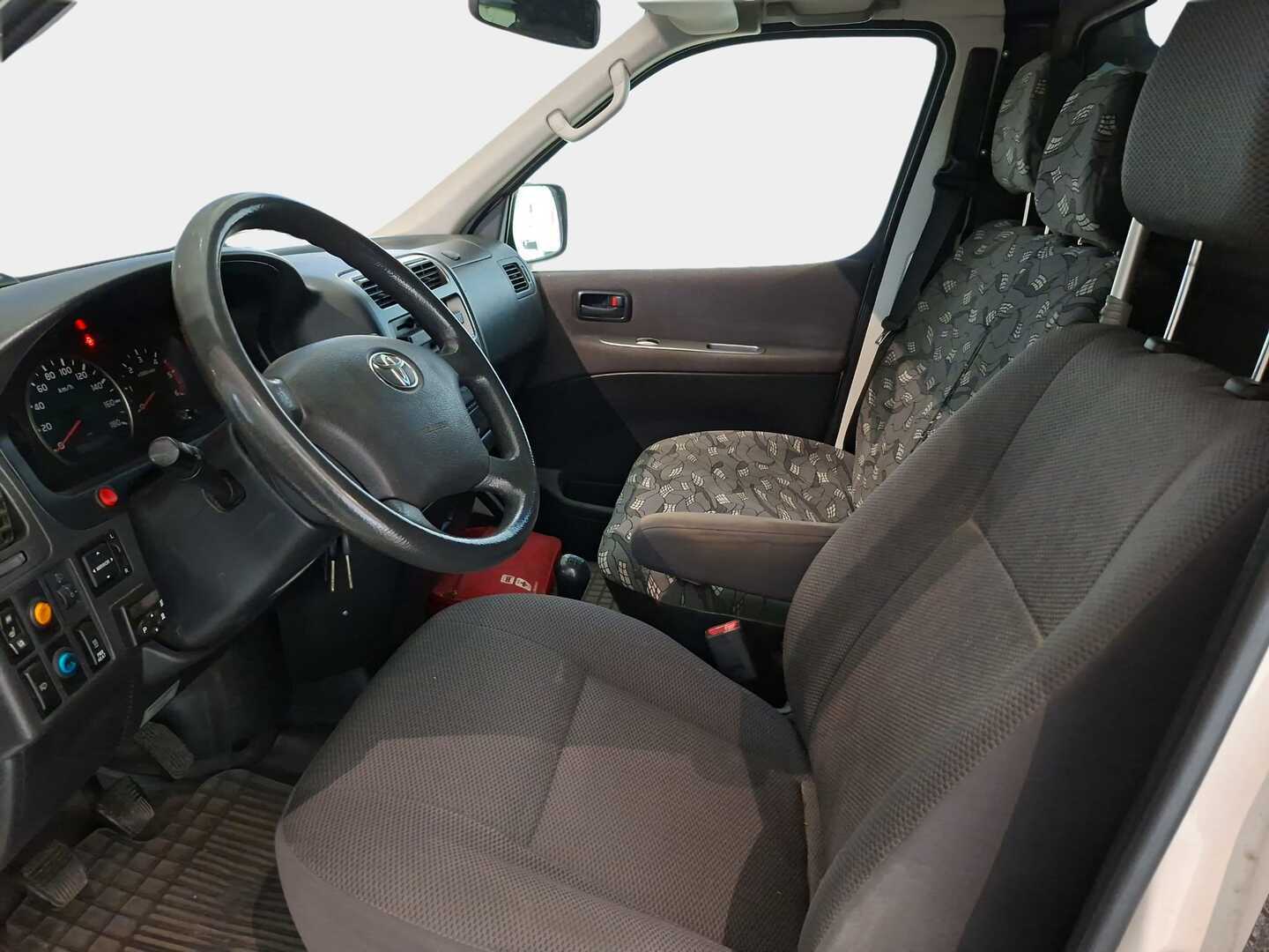 TOYOTA Hiace 2011