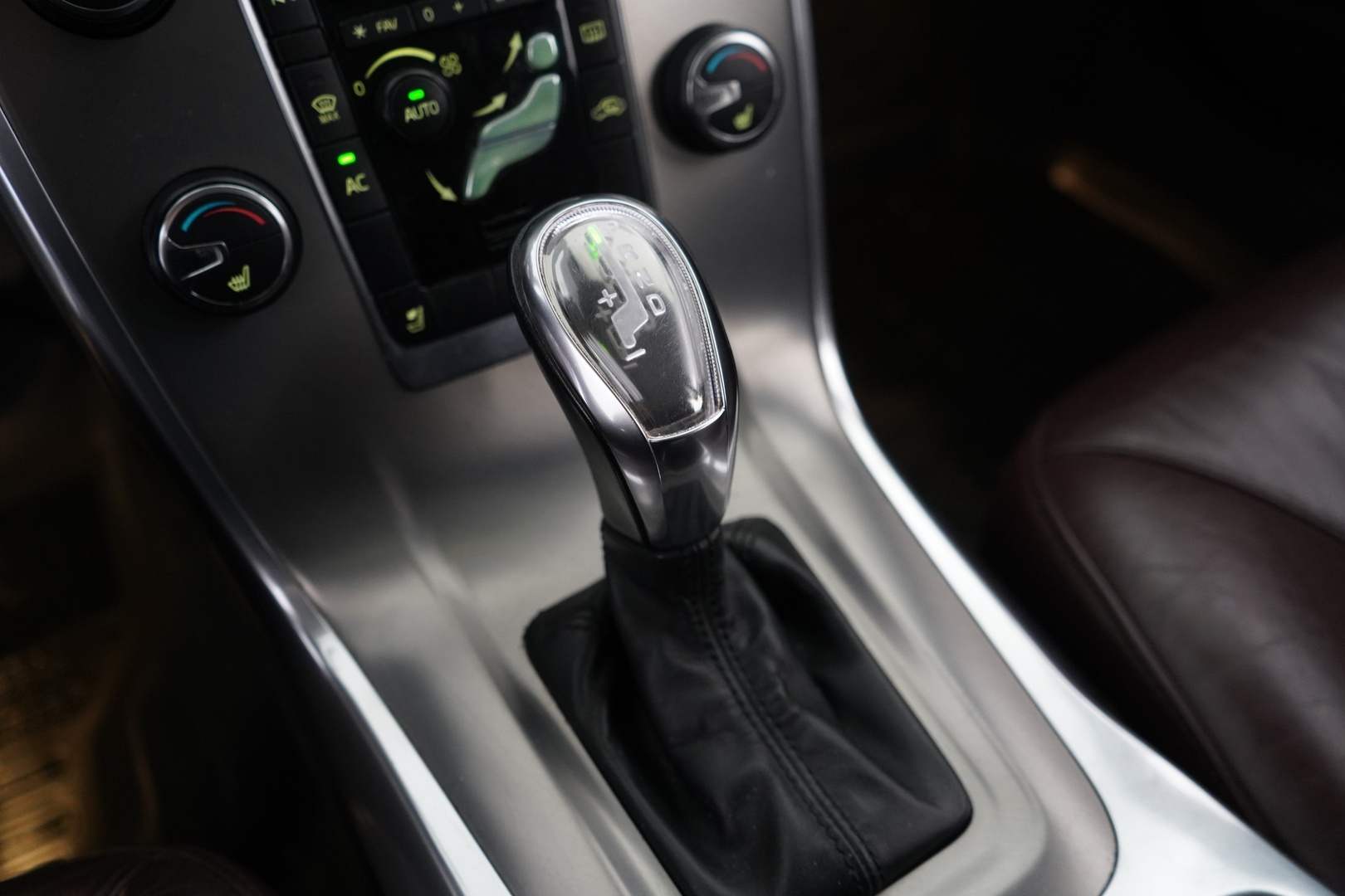 VOLVO V70 2012