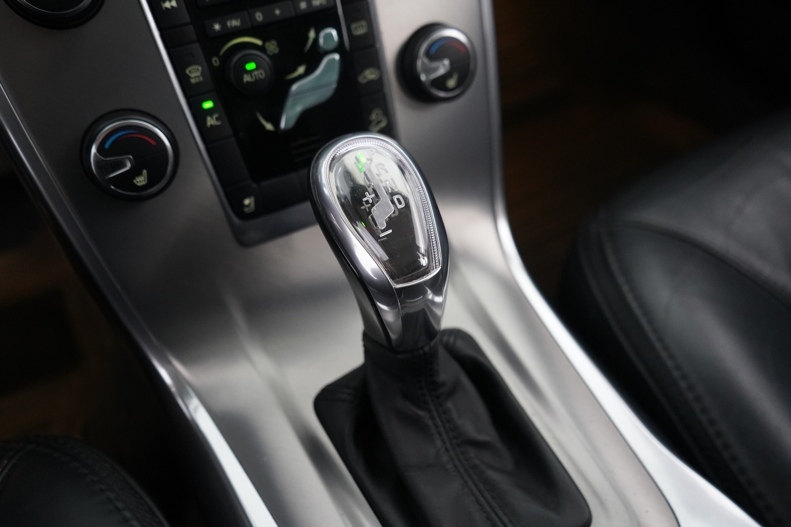 VOLVO XC70 2012