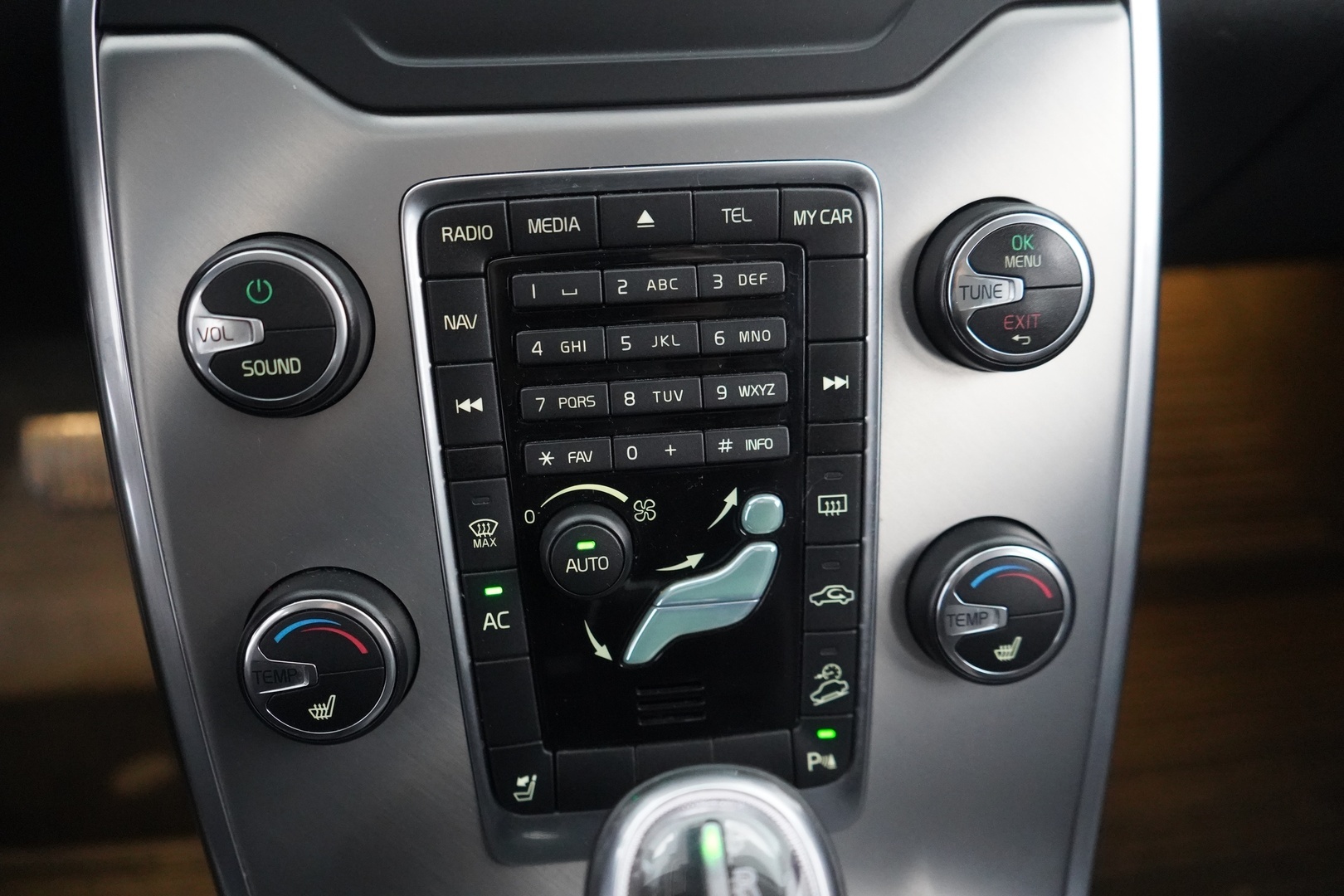 VOLVO XC70 2012