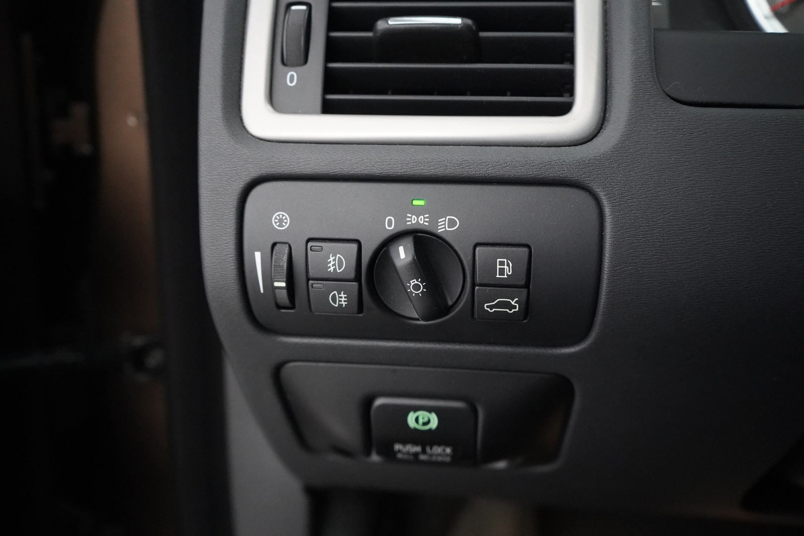 VOLVO XC70 2012