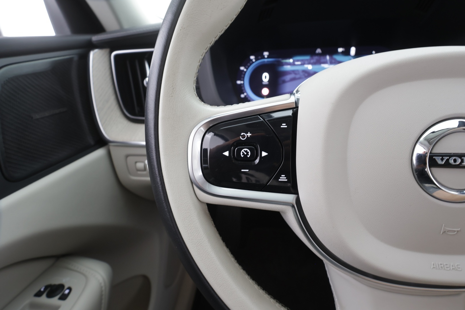 VOLVO XC60 2022