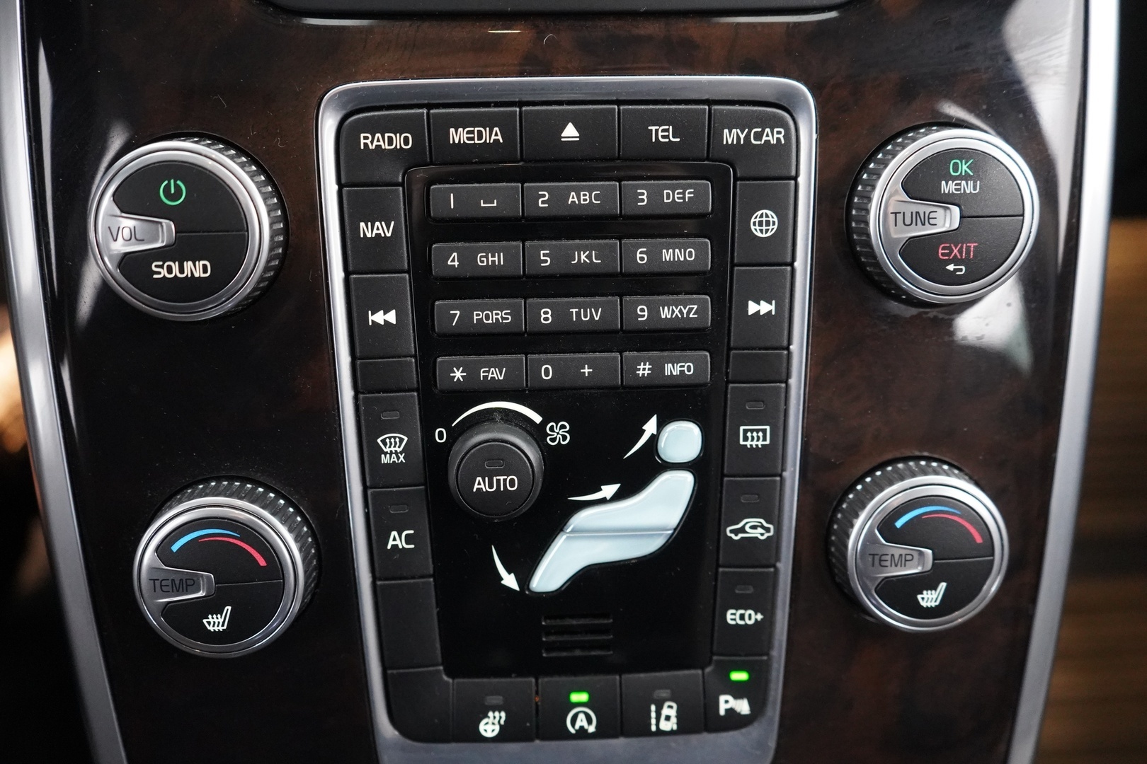 VOLVO XC70 2015