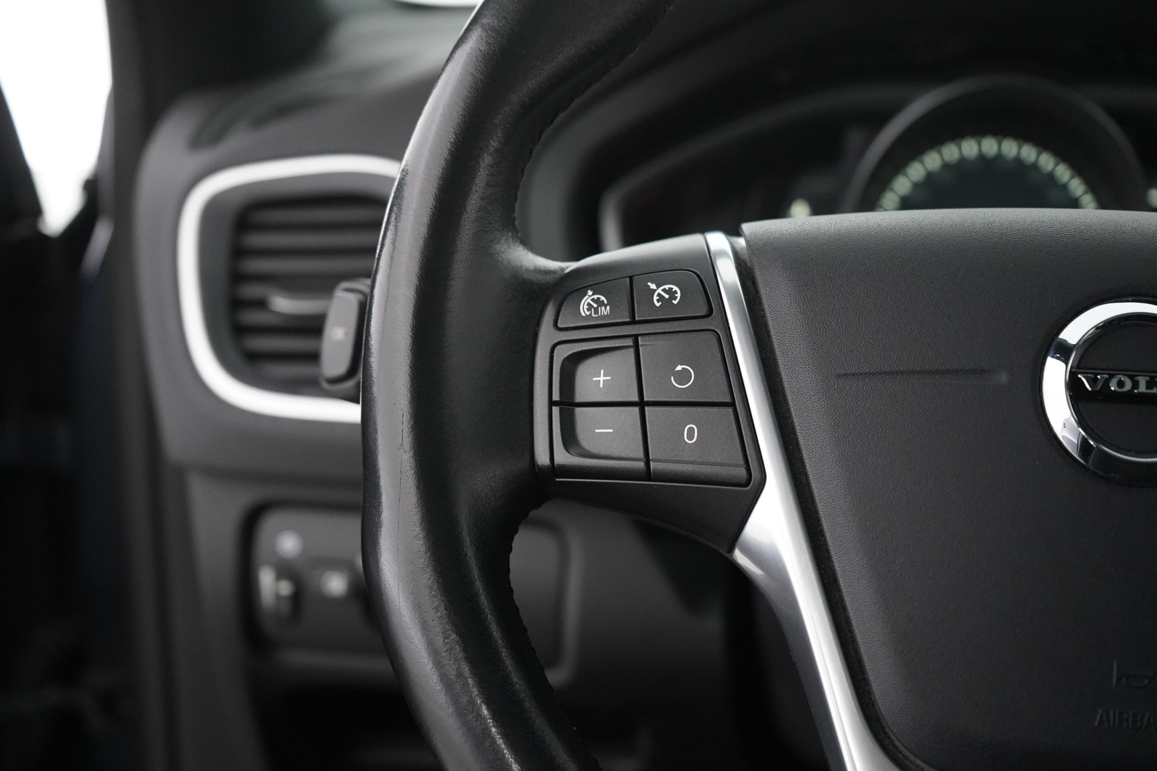 VOLVO V40 2017