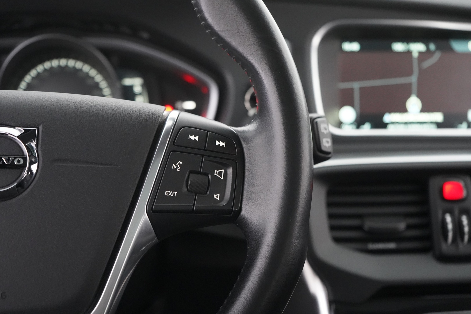 VOLVO V40 2017