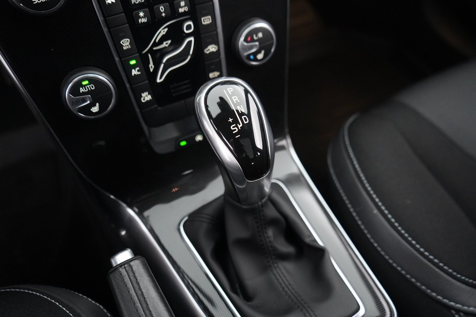 VOLVO V40 2017