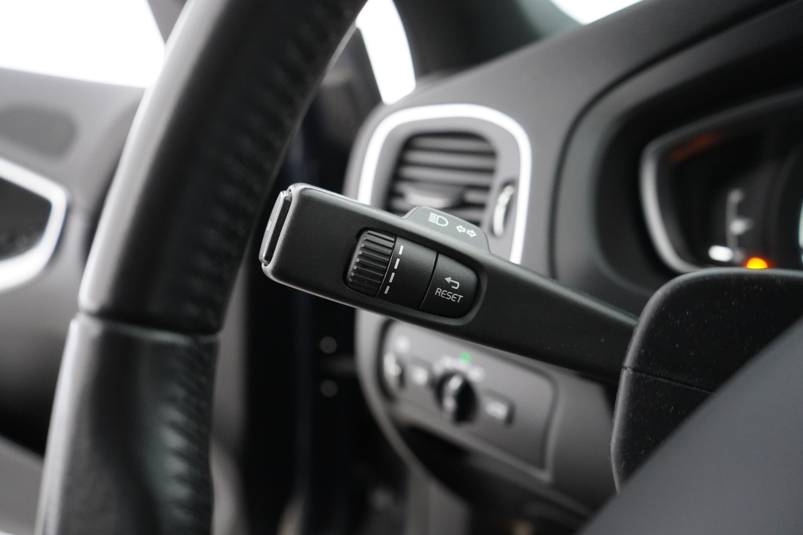 VOLVO V40 2017