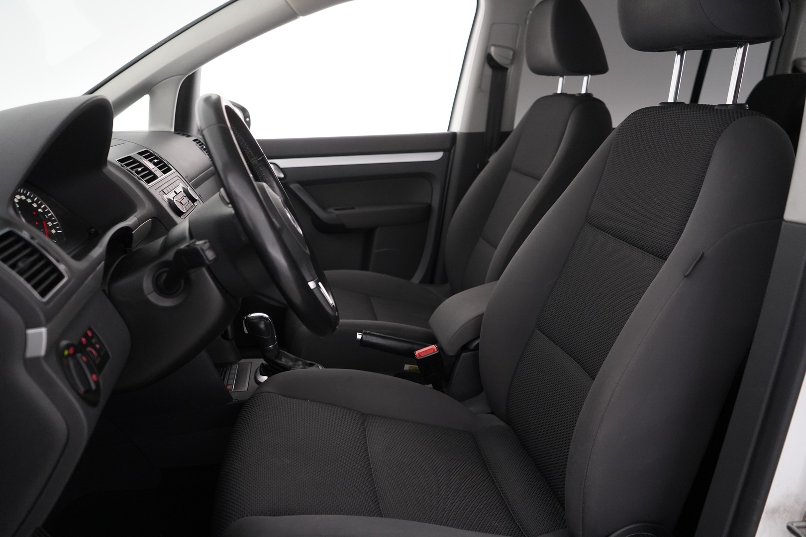 VOLKSWAGEN Touran 2012