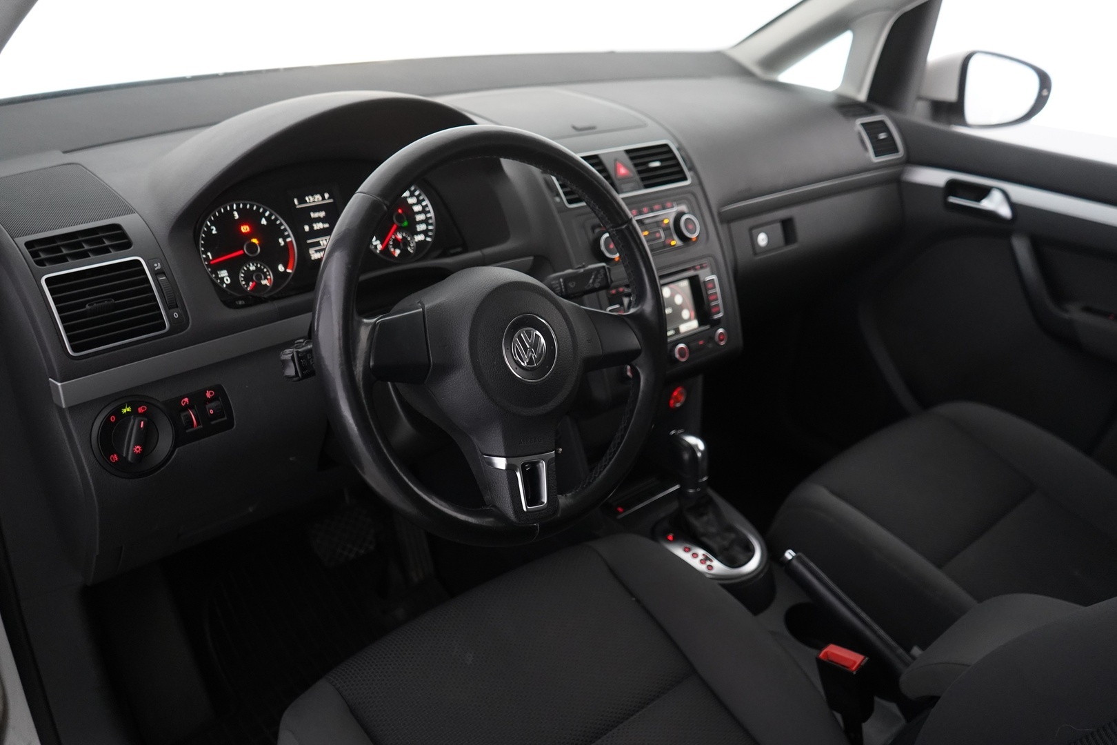 VOLKSWAGEN Touran 2012