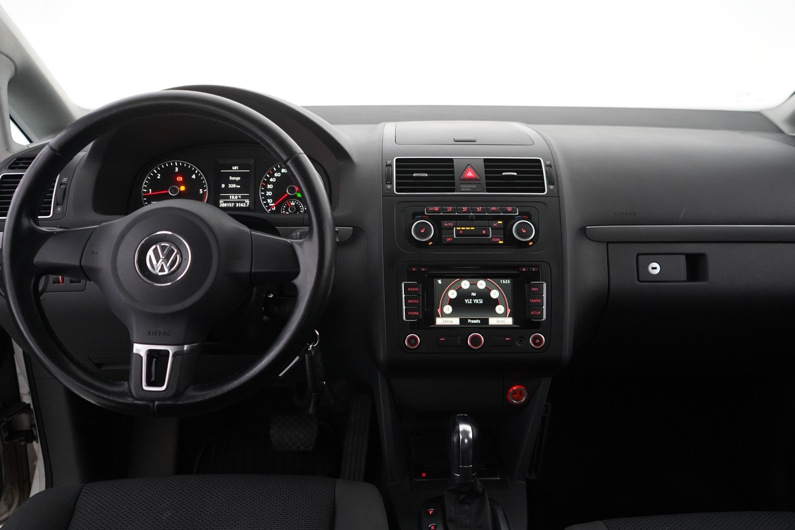 VOLKSWAGEN Touran 2012