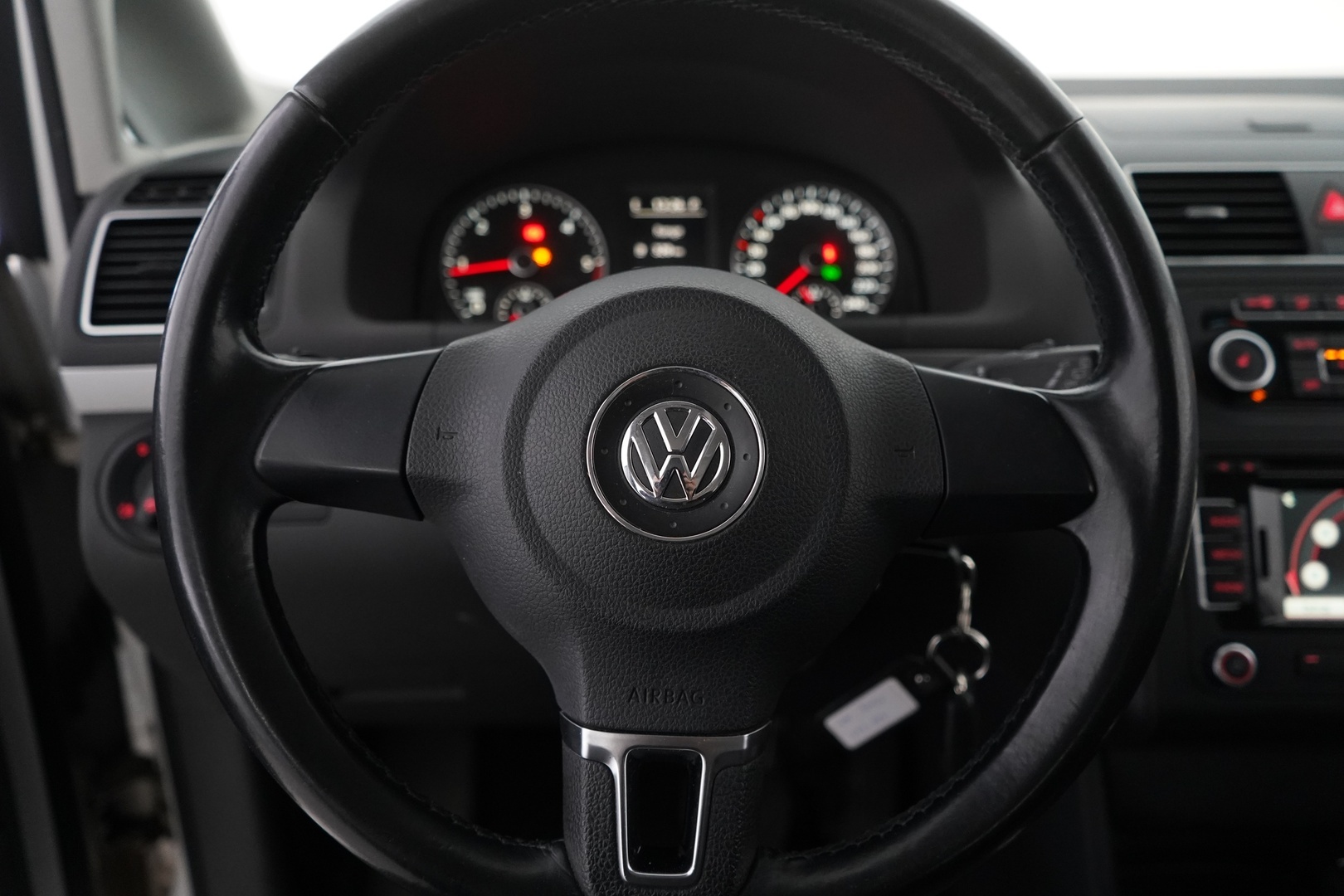 VOLKSWAGEN Touran 2012