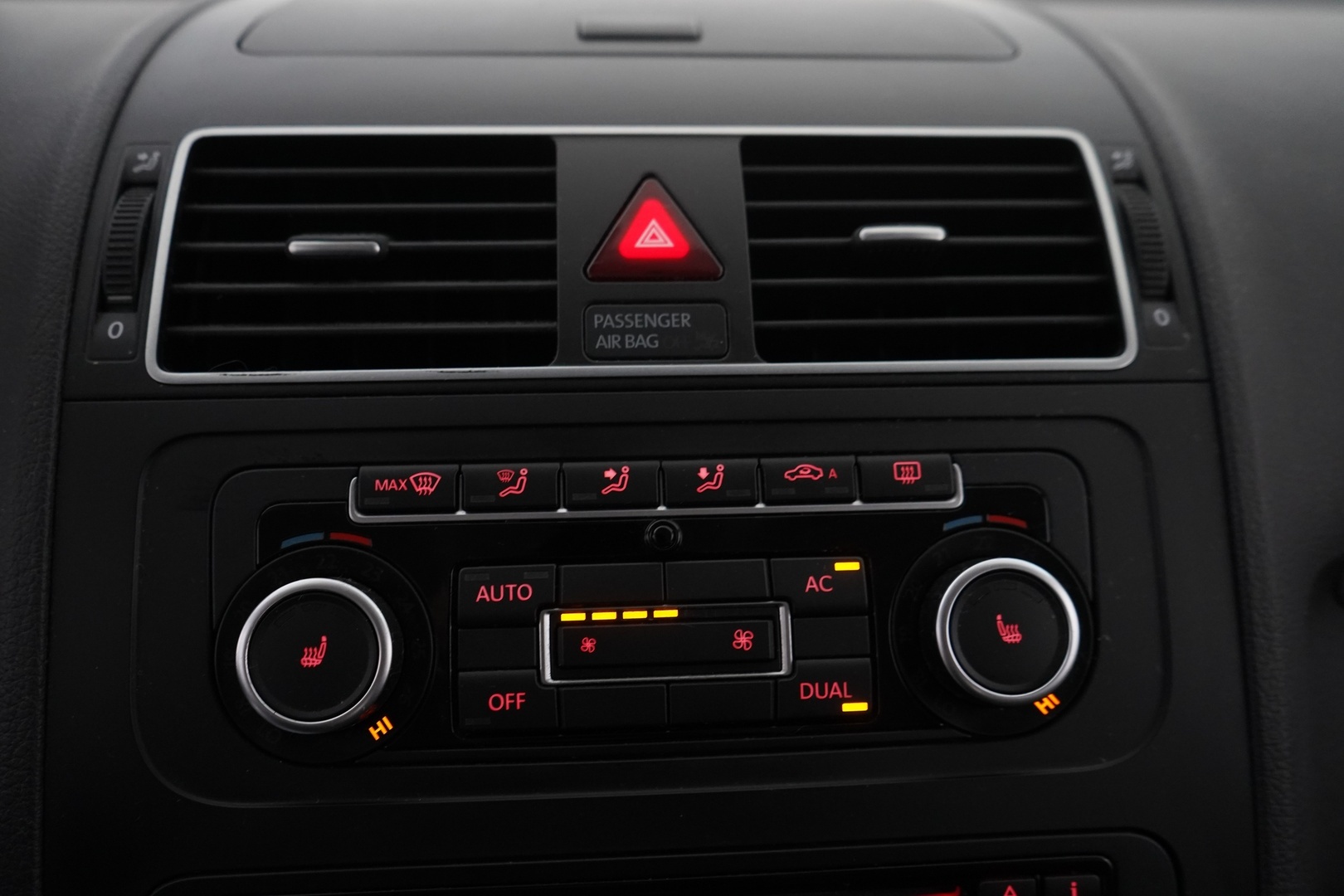 VOLKSWAGEN Touran 2012