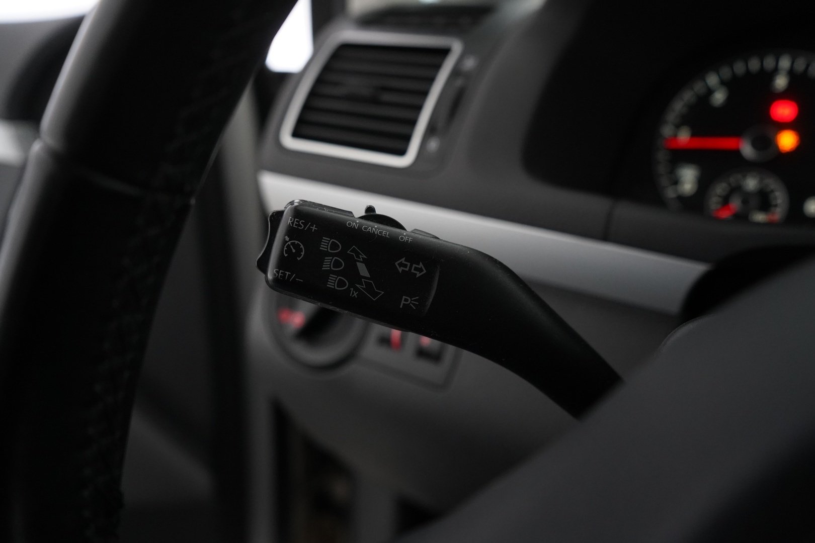 VOLKSWAGEN Touran 2012