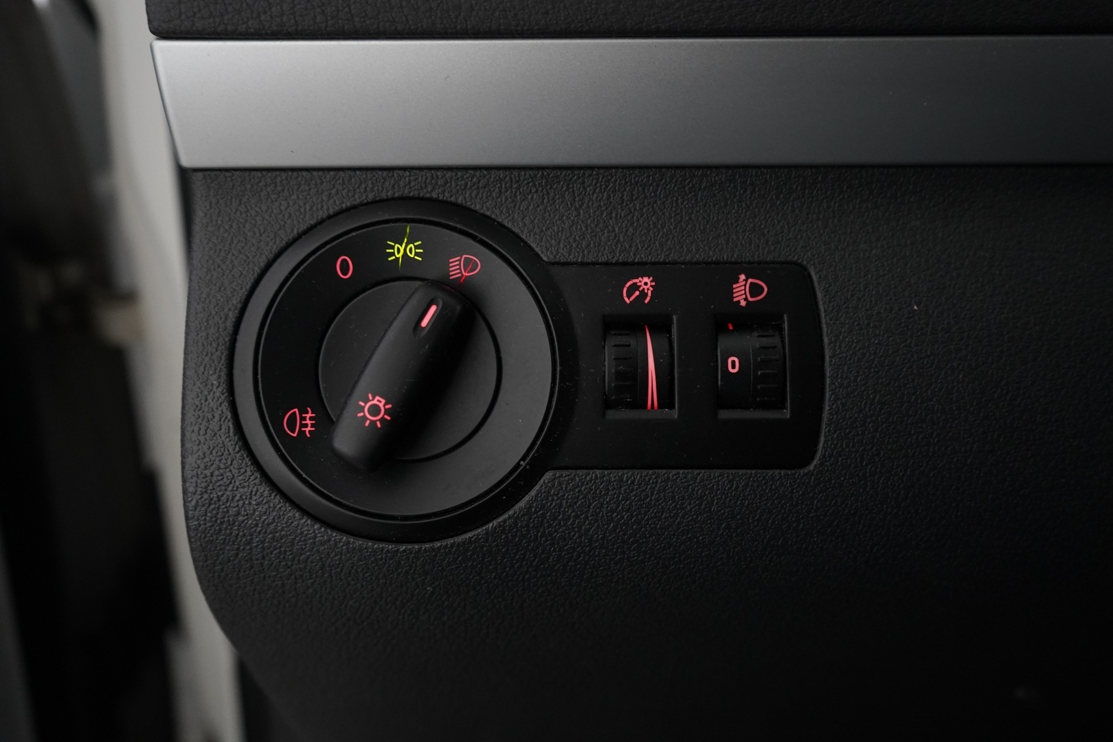 VOLKSWAGEN Touran 2012