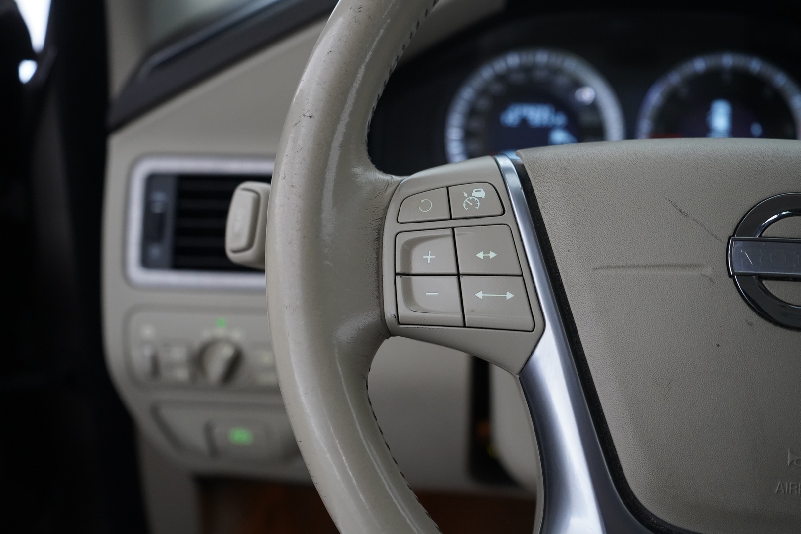 VOLVO XC70 2011